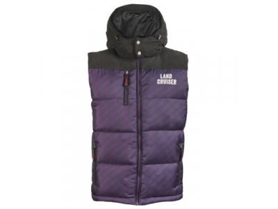 Мужской жилет Toyota Land Cruiser Men's Vest, Weekend, Black/Purple, артикул TMSUV3M02M00 от Toyota Мужской жилет Toyota Land Cruiser Men's Vest, Weekend, Black/Purple, артикул TMSUV3M02M00